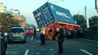 JPO Baru Dibangun di Cilincing Langsung Hancur Ditabrak Truk Kontainer