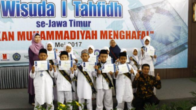 Para wisudawan dan wisudawati beserta guru
