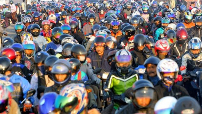Ilustrasi pemudik motor.
