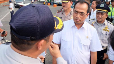 Menteri Perhubungan , Budi Karya di Terminal Kalideres, Jakarta Barat.