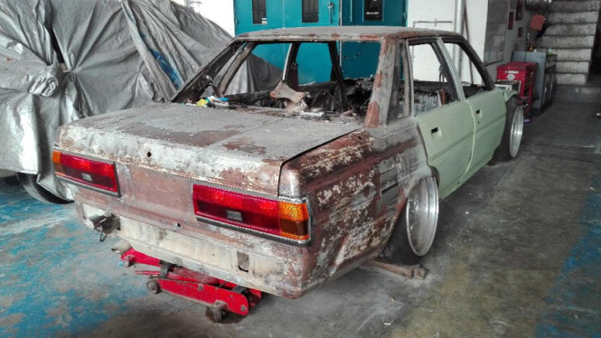 Mobil dengan cat pecah-pecah.