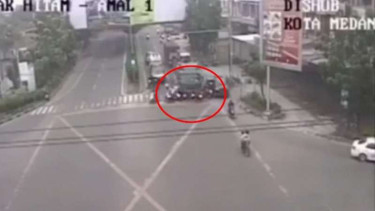 Truk tronton lindas banyak pemotor di Medan Sunggal, Minggu, 28 Mei 2017.