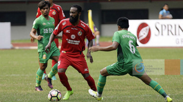 Gelandang Semen Padang, Didier Zokora (tengah)