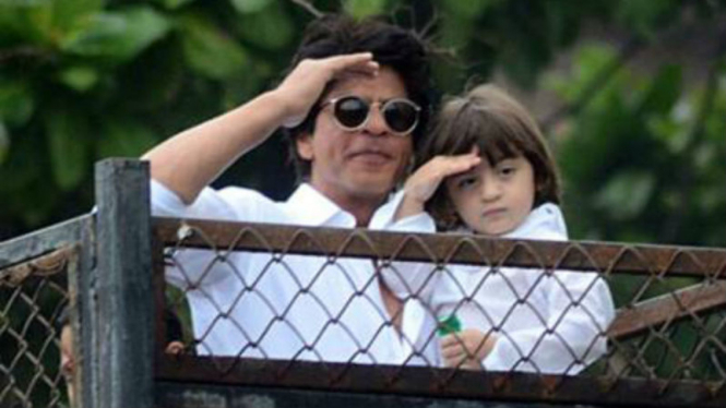 Shah Rukh Khan dan anaknya 