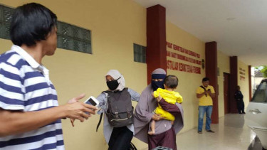Keluarga terduga pelaku bom Kampung Melayu, di RS Polri, Jakarta Timur.