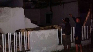 Bangunan roboh akibat gempa di Poso, Senin 29 Mei 2017.