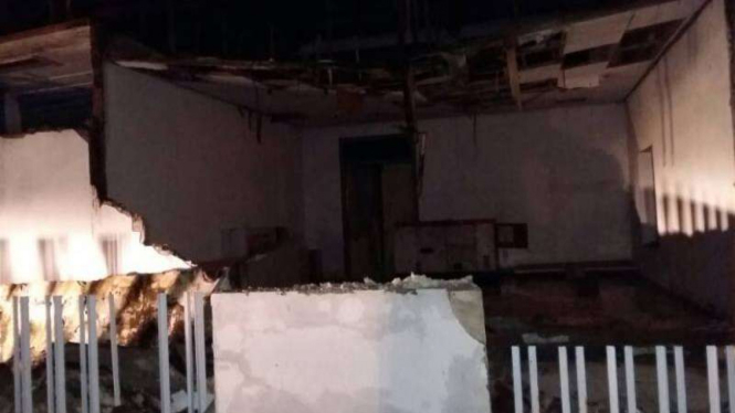Bangunan roboh akibat gempa Poso, Senin 29 Mei 2017.