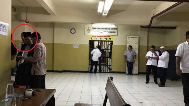 Ustaz Alfian Tanjung di ruang tahanan. 