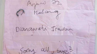 Secarik kertas di kantong seorang wanita yang terjun dari apartemen