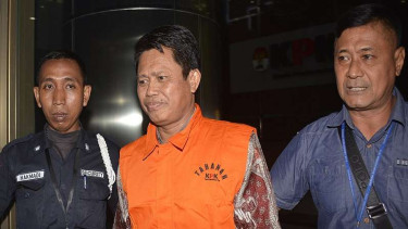 Irjen Kemendes PDTT Sugito (tengah) dengan rompi tahanan meninggalkan Gedung KPK