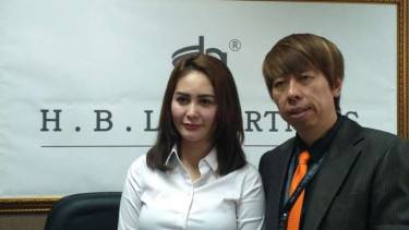 Lisda Chandra dan kuasa hukum kakaknya, Herry Indraguna.