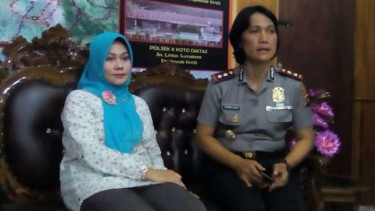 Dokter Fiera Lovita (Jilbab Biru)