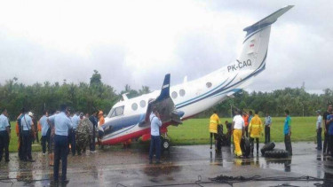 Pesawat King Air milik Kementerian Perhubungan yang tergelincir di landasan udara Bandar Udara Pattimura Ambon, Rabu (31/5/2017)