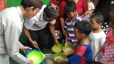 Anak-anak mengantre untuk mendapatkan bubur Suro.