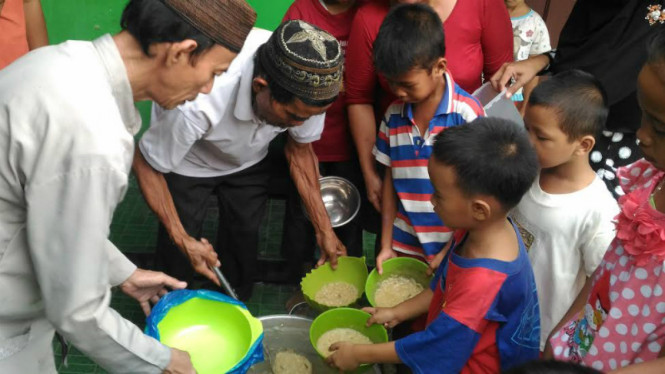 Anak-anak mengantre untuk mendapatkan bubur Suro.