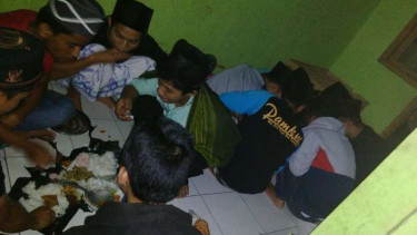 Para santri Garut makan nasi liwet bersama saat berbuka puasa.