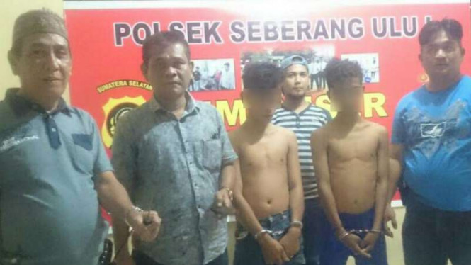 Kakak beradik pelaku pembunuhan di Kota Palembang Sumatera Selatan saat diringkus kepolisian, Kamis (1/6/2017)