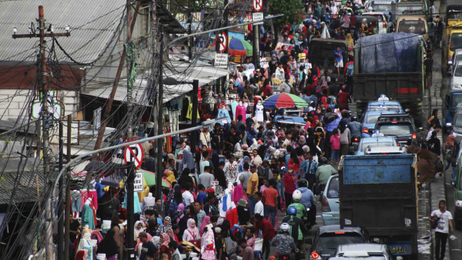 Kepadatan di kawasan Pasar Tanah Abang akibat para pedagang kaki lima yang memenuhi badan jalan.