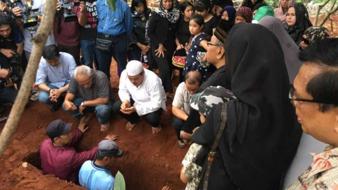 Suasana pemakaman Yana Zein