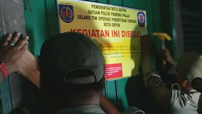 Penyegelan rumah ibadah Ahmadiyah di Sawangan, Depok oleh Satpol PP pada Sabtu malam, 3 Juni 2017.