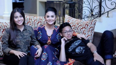 Krisdayanti dan dua anaknya, Aurel Azriel