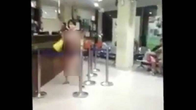 Wanita telanjang saat di apotek.