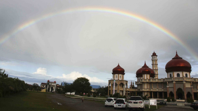 Pelangi muncul di atas Masjid Agung Baitul Makmur Meulaboh, Aceh