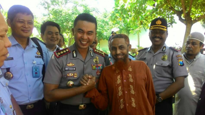 Umar Patek (berbaju coklat). 