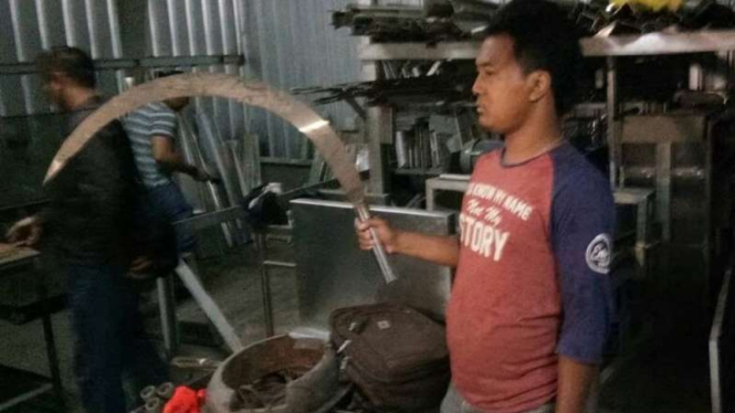 Polisi menyita celurit besar dari pelaku kejahatan. (Foto ilustrasi).