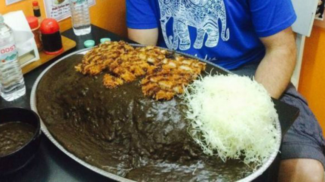 Tantangan menghabiskan nasi kari Jepang.