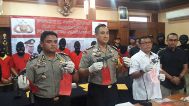 Kapolres Jakarta Pusat, Kombes Pol Suyudi menunjukan barang bukti.