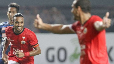 Gelandang Persija Jakarta, Rohit Chand (kiri).