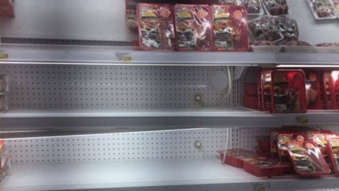 Rak supermarket di Qatar yang kosong pasca konflik dengan negara Timur Tengah