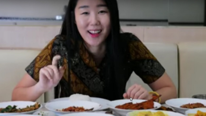 Wanita Korea ketagihan makan jengkol di restoran Padang.