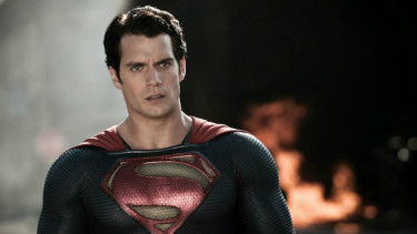 Henry Cavill berperan sebagai Superman.