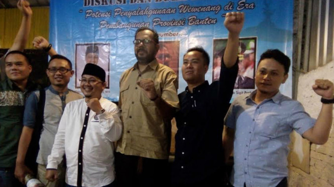 Haris Azhar (baju coklat)