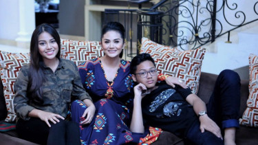 Krisdayanti bersama Aurel dan Azriel.