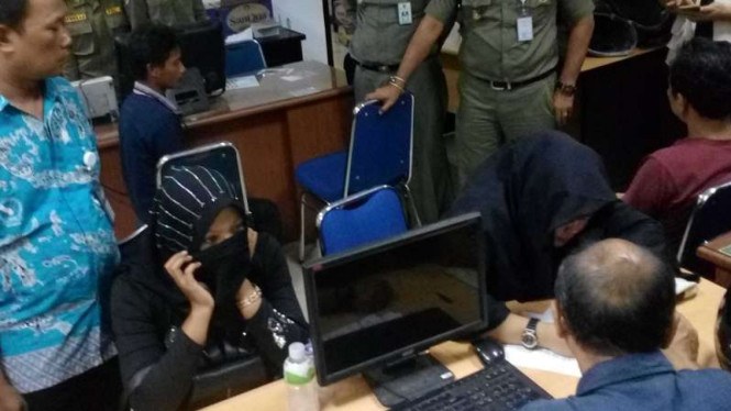 Pasangan mesum di Depok diamankan petugas Satpol PP.