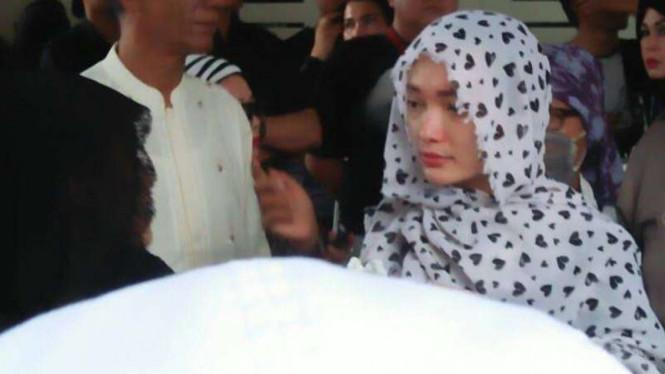 Zaskia Gotik melayat ke rumah duka Julia Perez