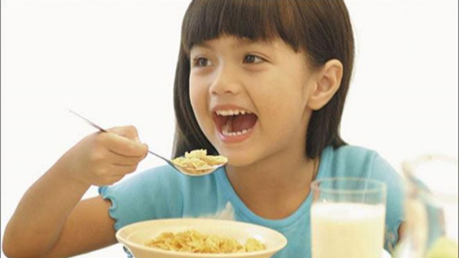Ilustrasi anak makan.
