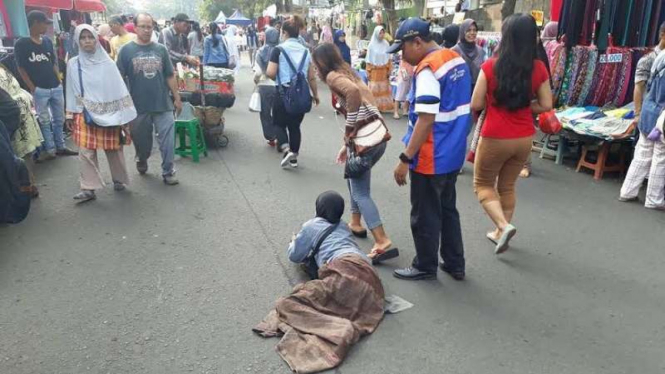 Aldriana saat diamankan petugas Suku Dinas Sosial Jakarta Pusat.
