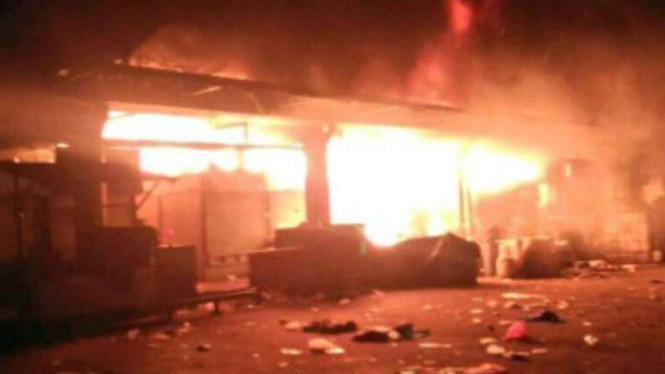 Kebakaran di Pasar Induk Kramat Jati, Jakarta Timur, Senin, 12 Juni 2017.