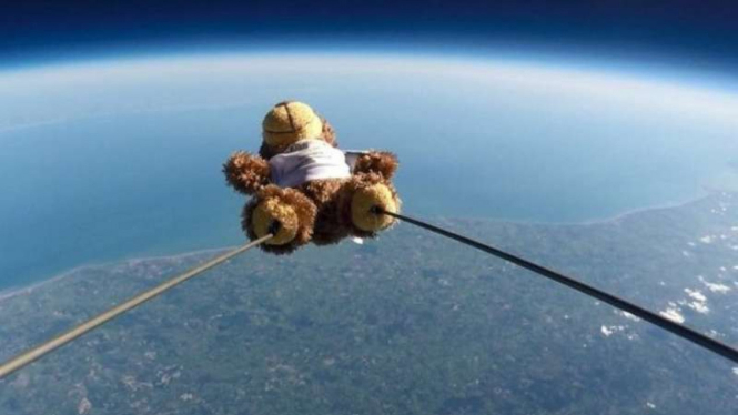 Boneka Teddy Bear terbang mengangkasa.