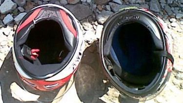 Jemur helm di bawah sinar matahari.