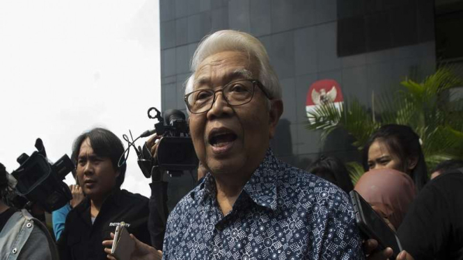Mantan Menteri Keuangan Bambang Subianto menjawab pertanyaan wartawan.