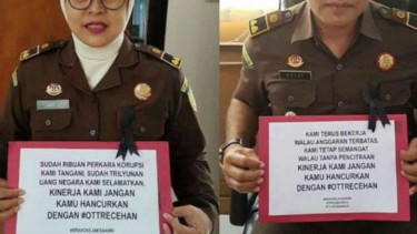  Dua orang pegawai kejaksaan menampilkan pesan protes mereka atas operai tangkap tangan yang bernilai recehan, #OTTRecehan