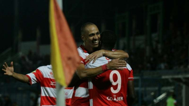 Para pemain Madura United rayakan gol Peter Odemwingie