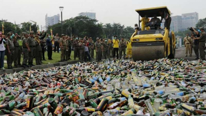 Alat berat melindas belasan ribu botol minuman beralkohol di Monas.