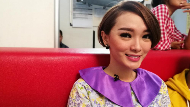 Zaskia Gotik dengan rambut barunya.