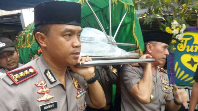 Kapolda Metro Jaya, Irjen Pol Muhammad Iriawan (kanan) saat gotong jenazah Italia.